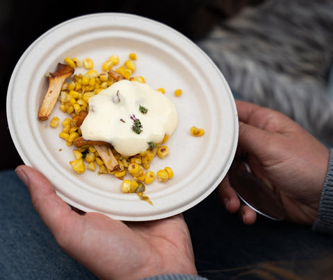 Grillede majs, kantareller, citronhollandaise og urter