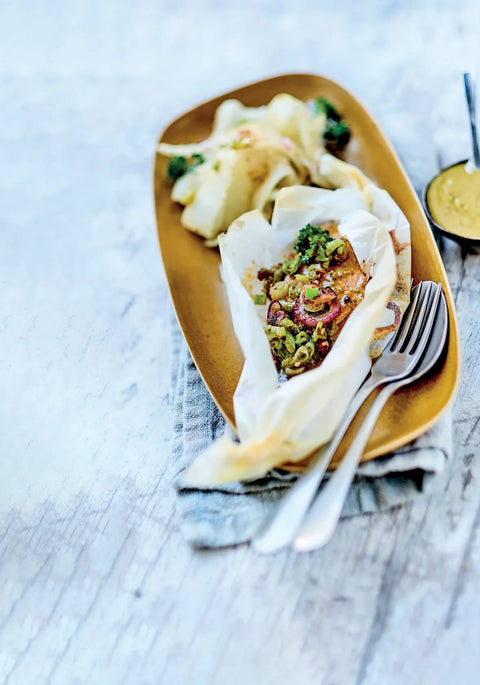 Laks i papillote med pistaciepesto og knoldselleri-nudler