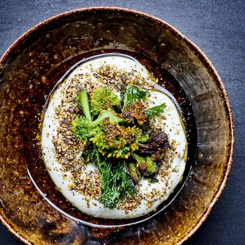 Burrata med soya-sauterede broccoli og grønkål, pinjekerner og Affiorato, opskrift fra Oliviers & Co
