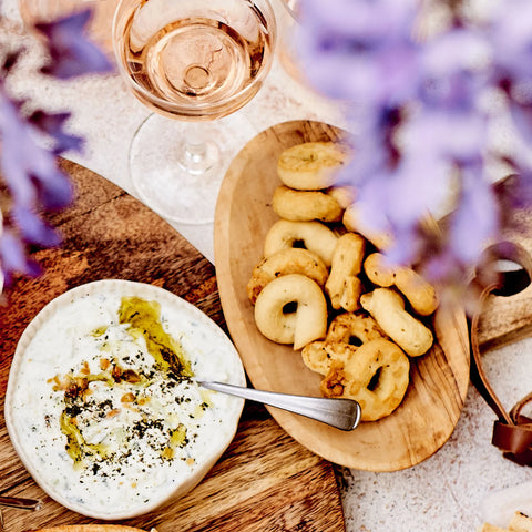 Taralli med rosmarin serveret med dip og et glas vin, Oliviers & Co