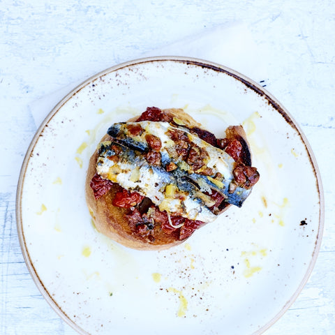 Grillet toast med sardiner og krydret tomat, O&CO opskrift