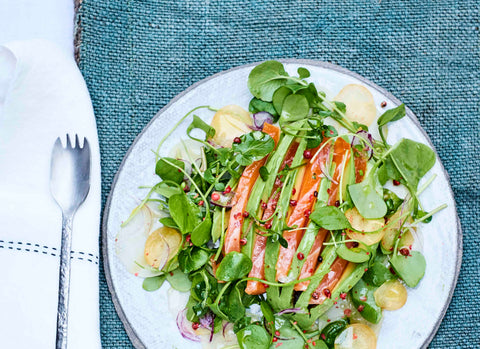 Salat med avocado og marineret laks, opskrift fra Oliviers & Co