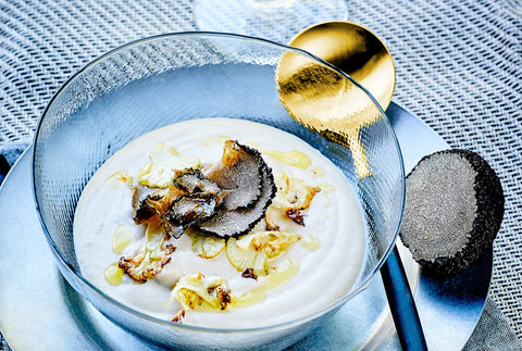 Cremet blomkålssuppe med skalotteløg, balsamico og trøffel, opskrift fra Oliviers & Co