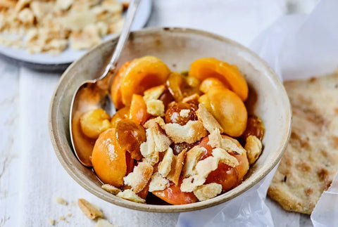 Nem sommer-crumble med mirabeller, abrikoser og sommerolivenolie, opskrift fra Oliviers & Co