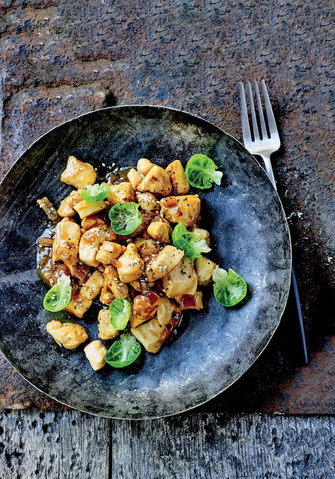 Wokstegt kylling med sesamcreme og rosenkål