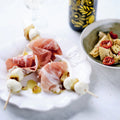 Opskrift på spyd med mozzarella, parmaskinke og siciliansk citronolie fra Oliviers & Co