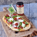 Pinsa med tomatsauce, skinke, mozzarella og basilikum olivenolie fra Oliviers & Co